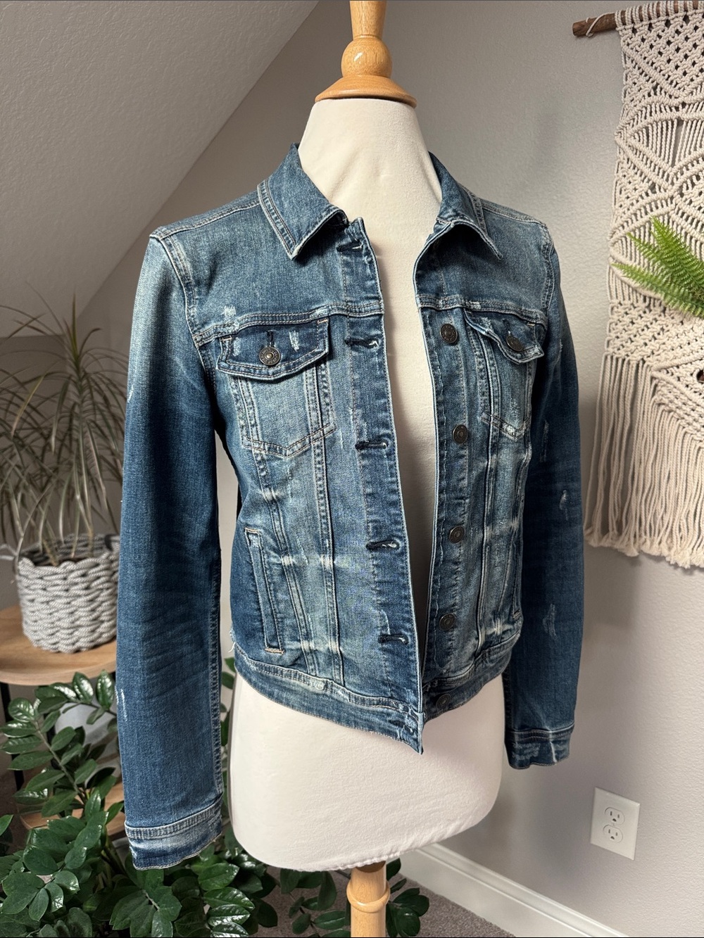 Distressed denim jean jacket fitted small